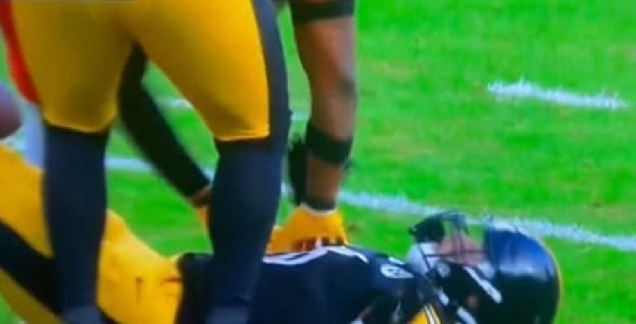 Pittsburgh Steelers slammed for mock CPR to celebrate Alex Highsmith sack a week after Damar Hamlin injury