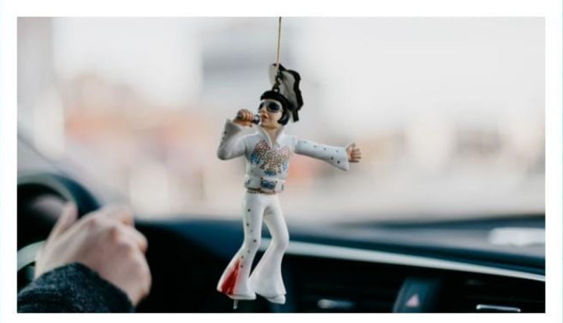 Amazon Quiz: This figure is a representation of which music legend?