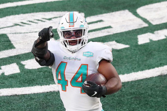 Elandon Roberts, Buffalo Bills players fight at sideline after Miami Dolphins LB shoves Josh Allen: Watch