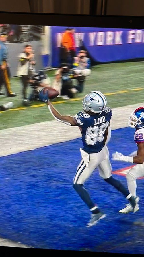 CeeDee Lamb makes one-handed stunner to give Dallas lead vs Giants: Watch