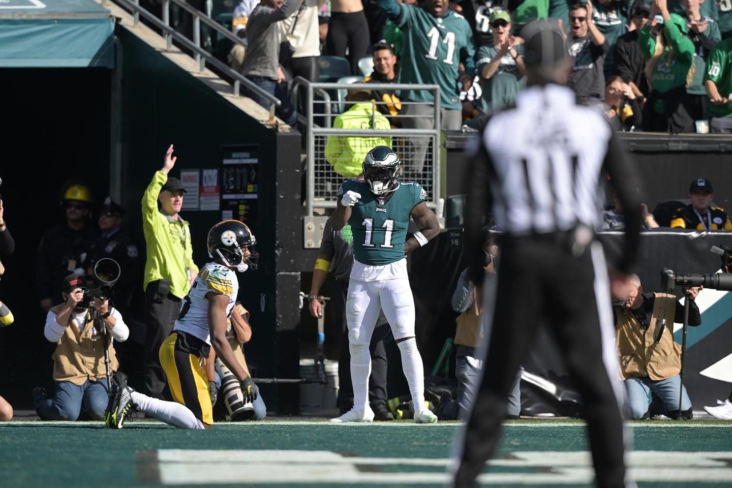 Eagles' DeVonta Smith pretends to steal from Salvation Army kettle in  touchdown celebration vs Cowboys