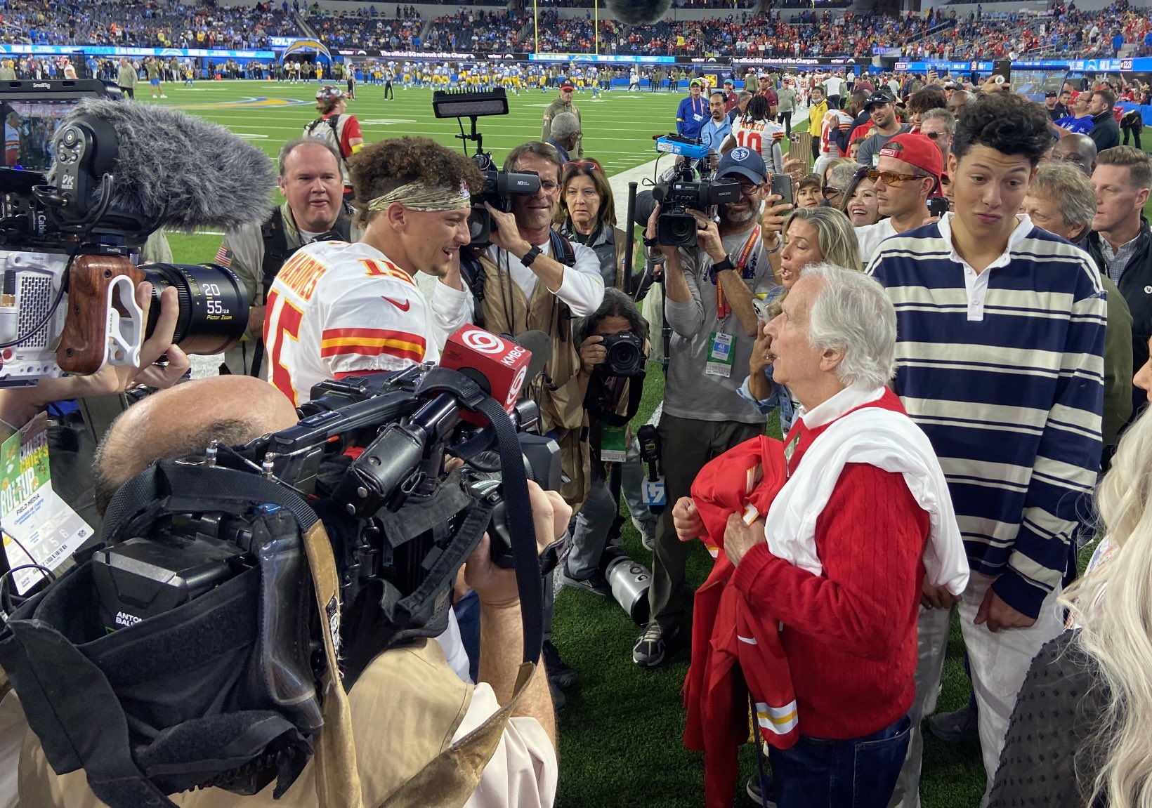 Kansas City Chiefs’ Patrick Mahomes meets superfan Henry Winkler ahead of SNF game vs Los Angeles Chargers