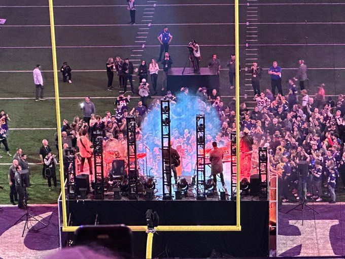 Tyler Hubbard performs at New England Patriots vs Minnesota Vikings halftime on NFL Thanksgiving day: Watch