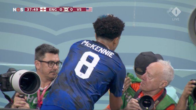 USMNT’s Weston McKennie uses cameraman’s bib to dry hands for throw vs England in FIFA World Cup 2022: Watch