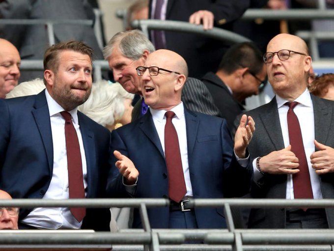 How much did the Glazer family earn from Manchester United dividends?