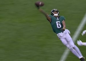 DeVonta Smith, WR for the Philadelphia Eagles, takes one-handed catch vs San Francisco 49ers in NFC title game at Lincoln Financial Field: Watch