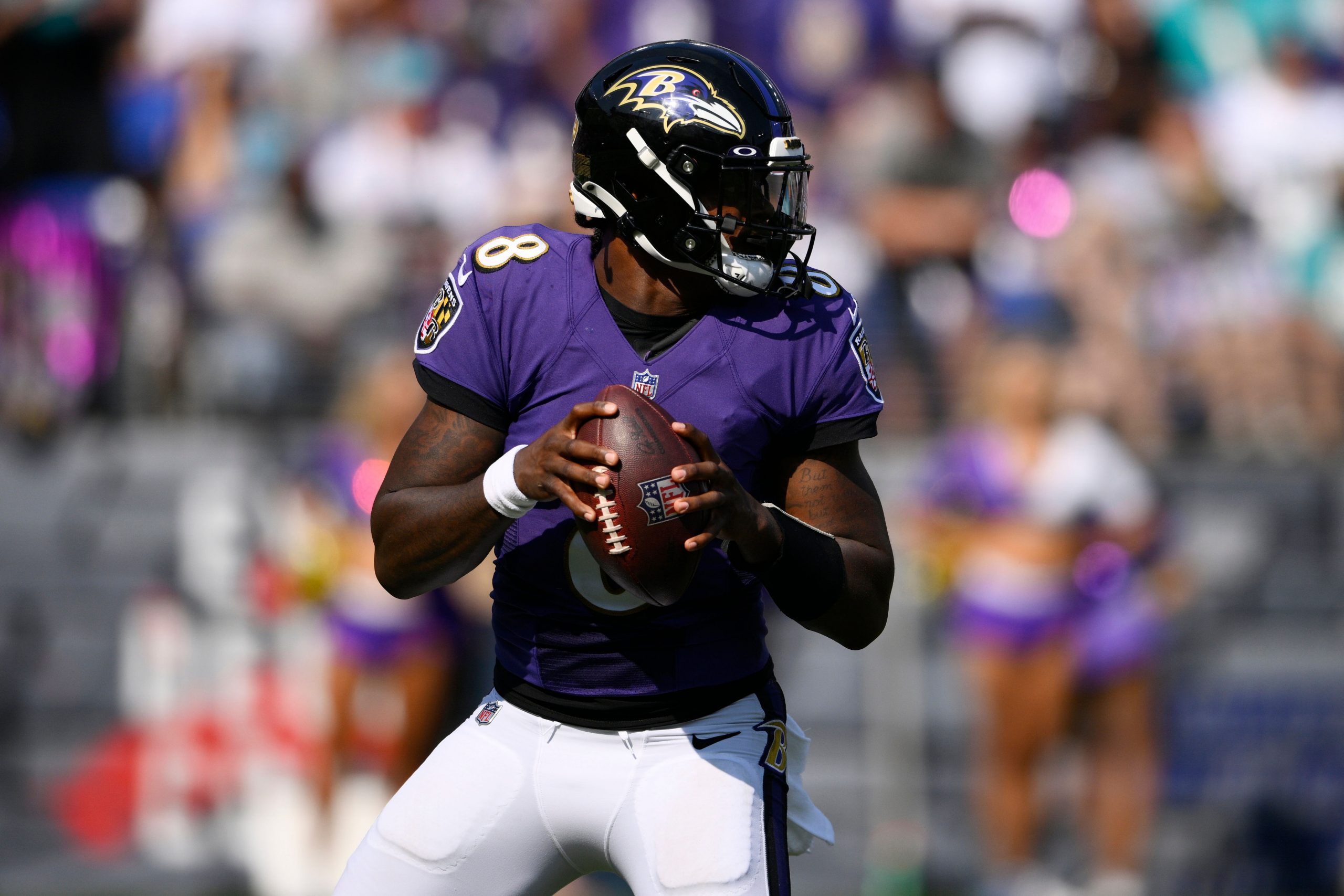 Baltimore Ravens’ Lamar Jackson ducks under two Buffalo Bills defenders: Watch