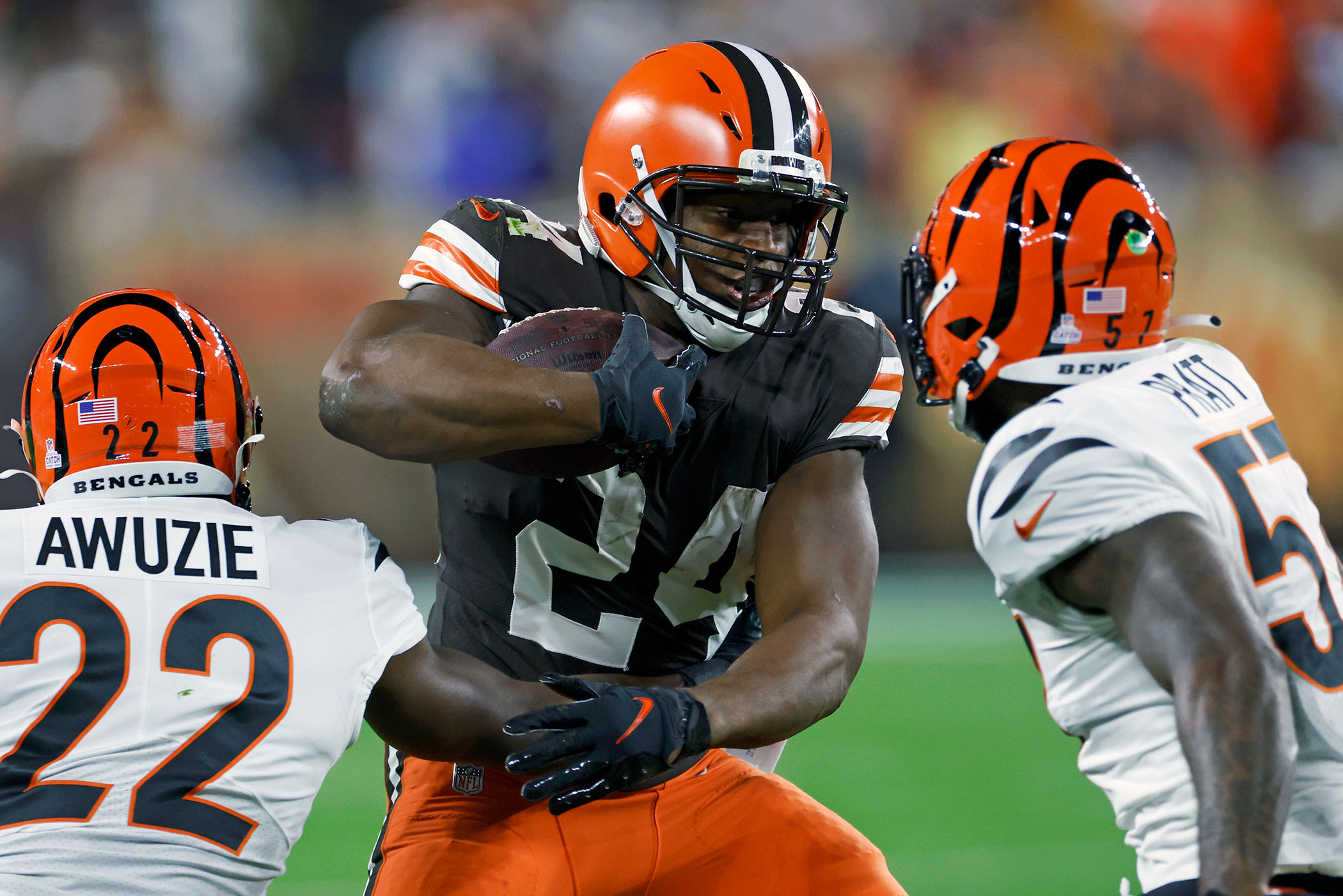 Browns RB Nick Chubb suffers injury after collision with Steelers