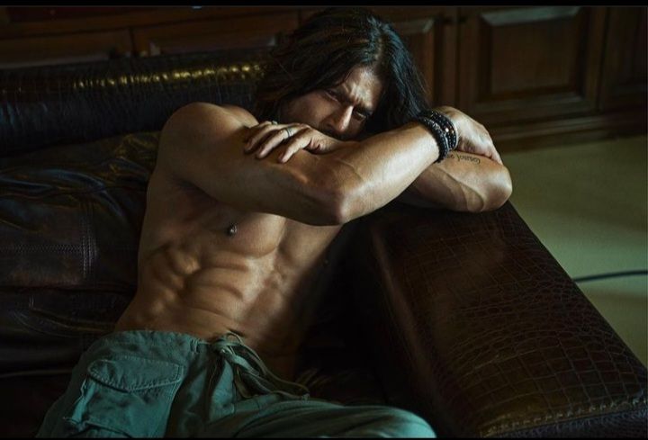 Shah Rukh Khan makes Pathaan wait harder, displays abs in photo