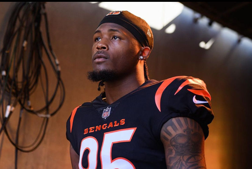 Tee Higgins has not left hospital since Damar Hamlin was admitted, remind fans as trolls attack Bengals player