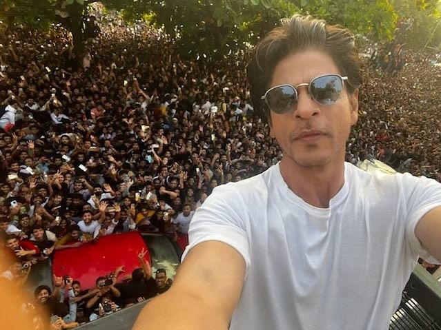 Shah Rukh Khan shares video of sea of fans outside Mannat on his birthday: Watch