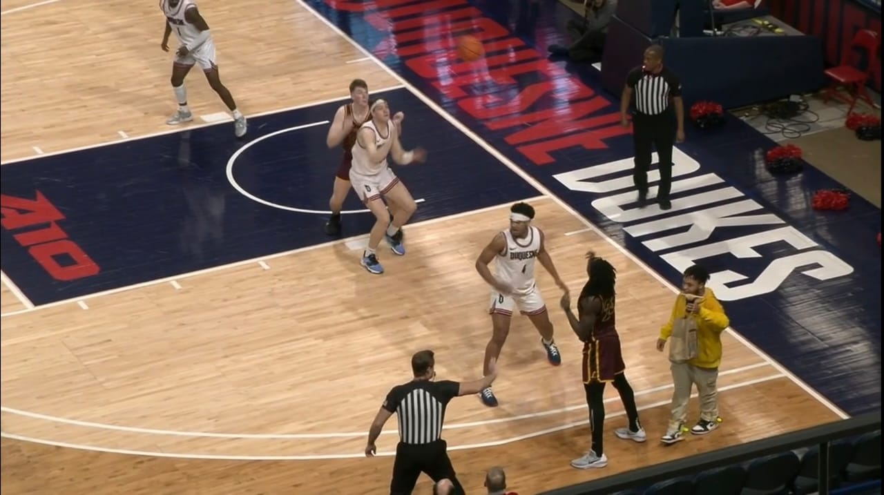 Food delivery agent walks onto court during basketball match between Loyola Chicago and Duquesne with McDonald’s order. Watch