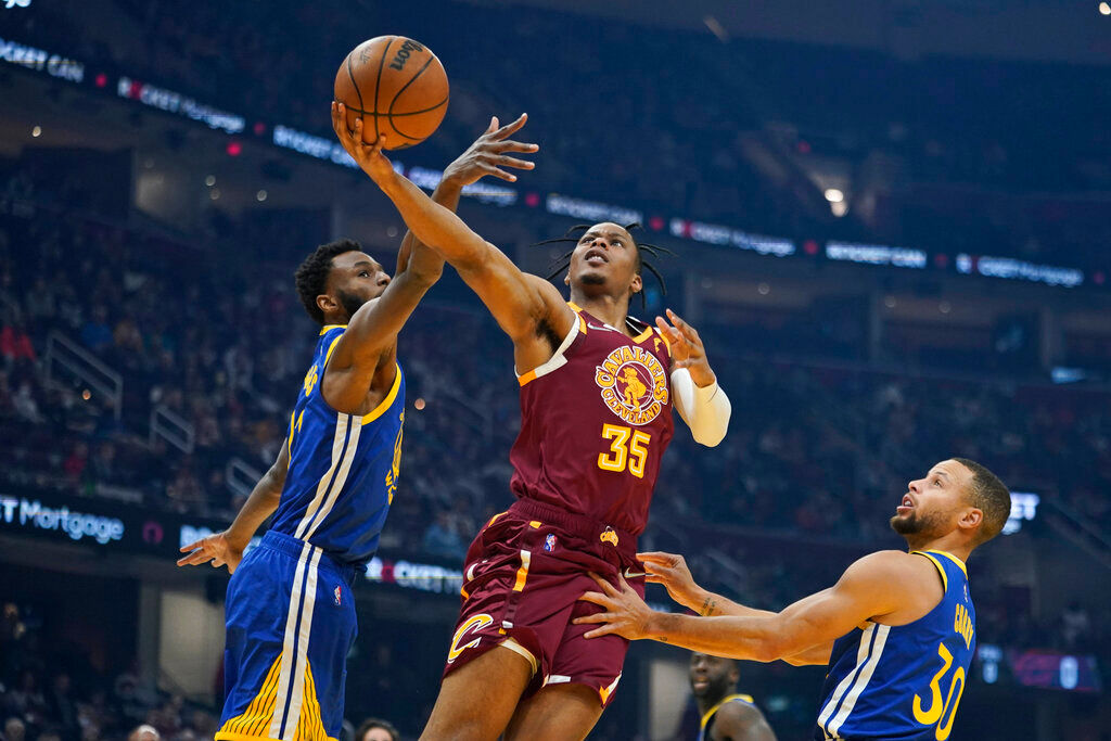 NBA: Curry scores 20 points in 4th, Warriors beat Cavaliers 104-89