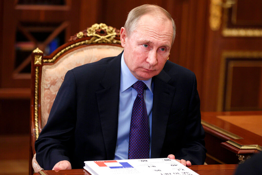 Vladimir Putin wishes Russians happier new year, hails their strength