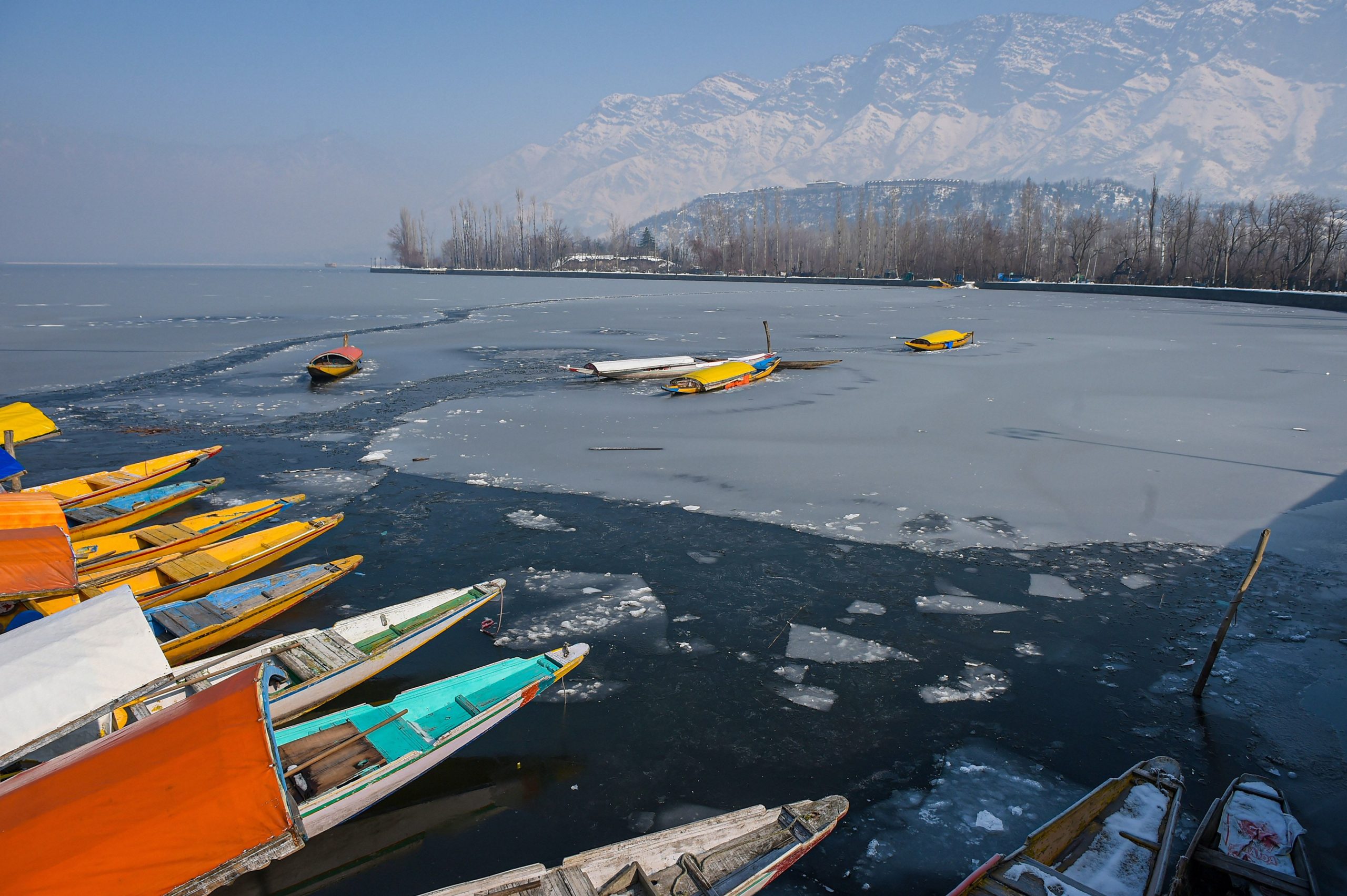 Srinagar experiences coldest night in 30 years, major portions of Dal Lake freezes