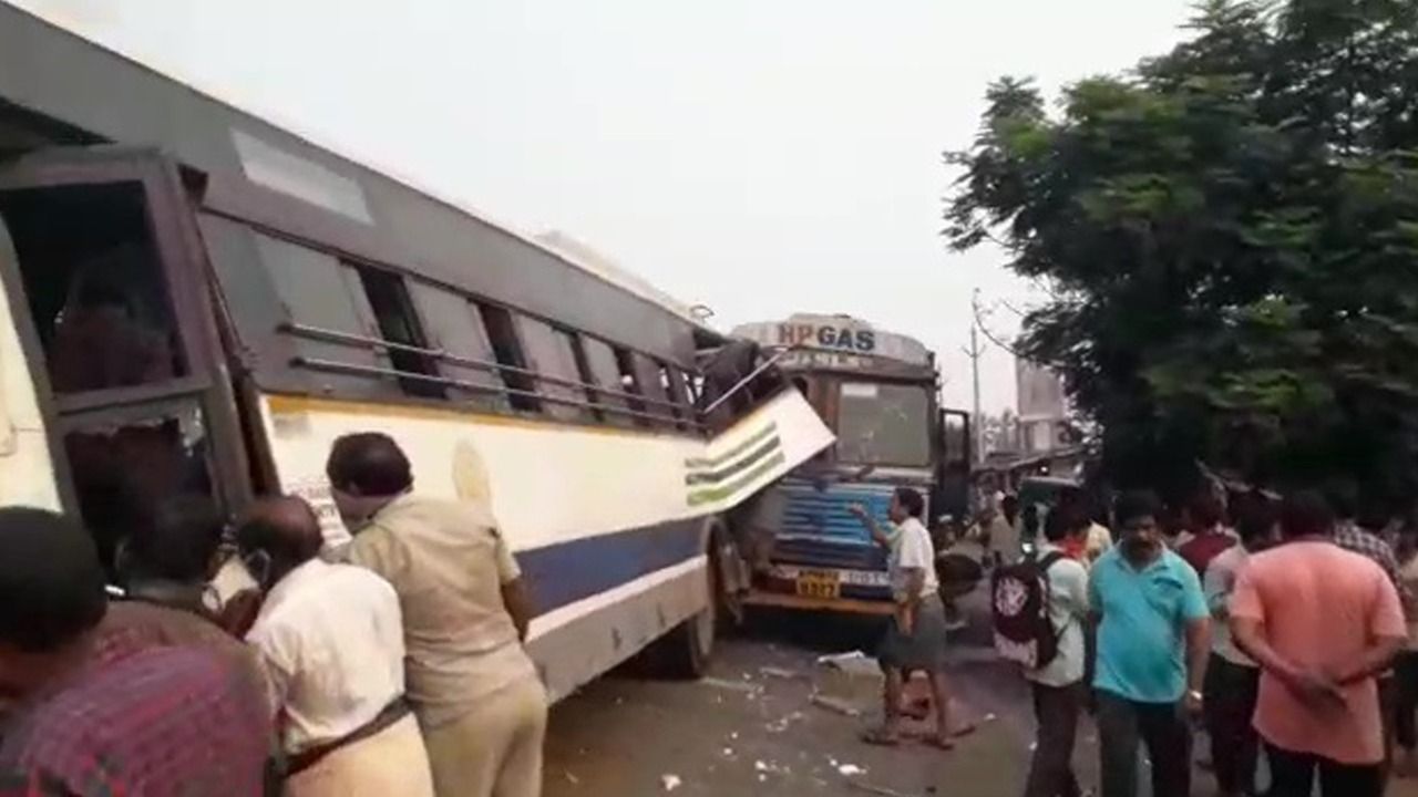 5 killed, 30 injured as Andhra bus collides with another in Vizianagaram