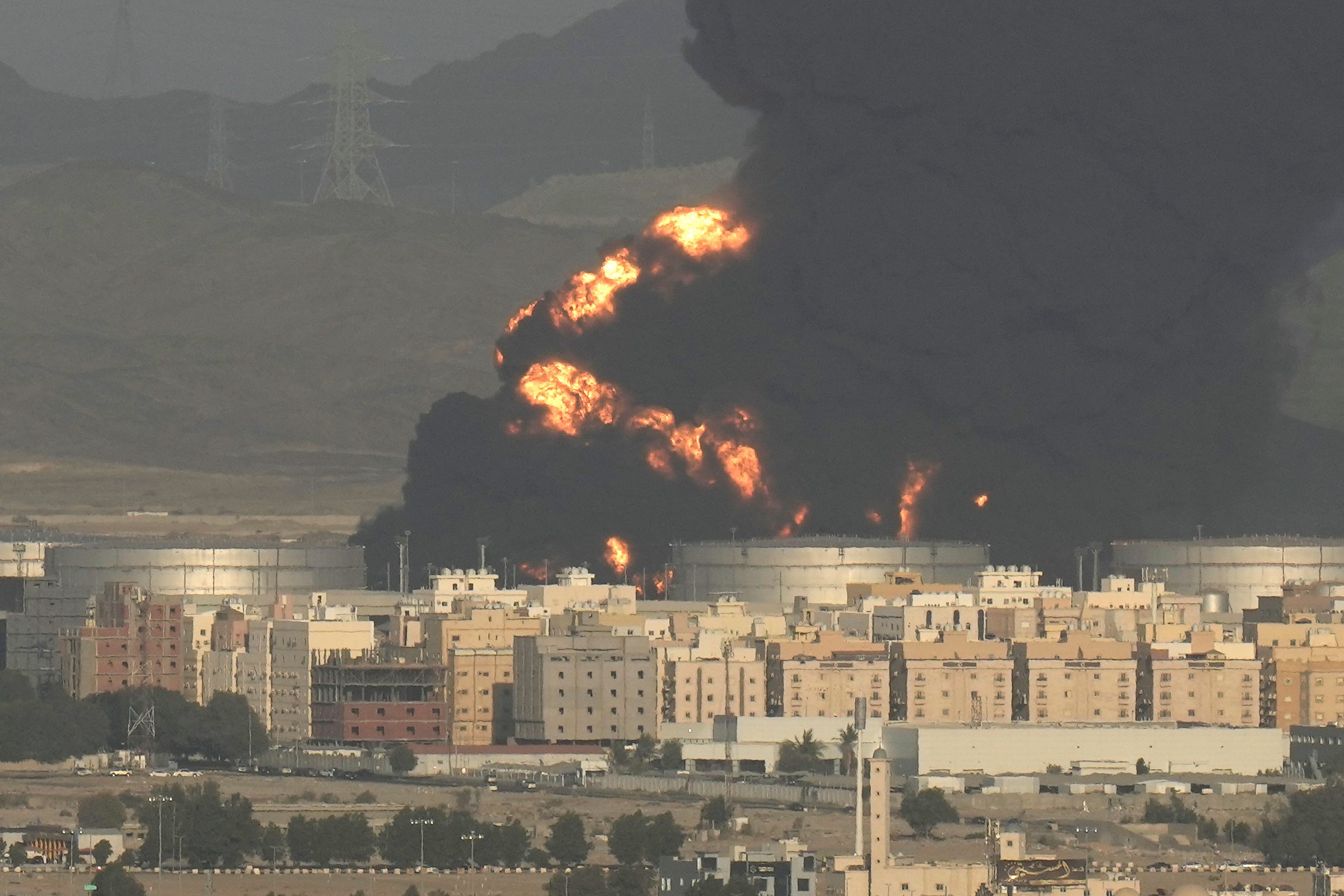 Huge fire in Saudi city of Jeddah ahead of F1 race, Yemen rebels claim attacks