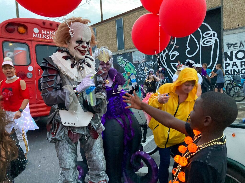 Boo! New Orleans witnesses 1st Halloween-themed parade since COVID