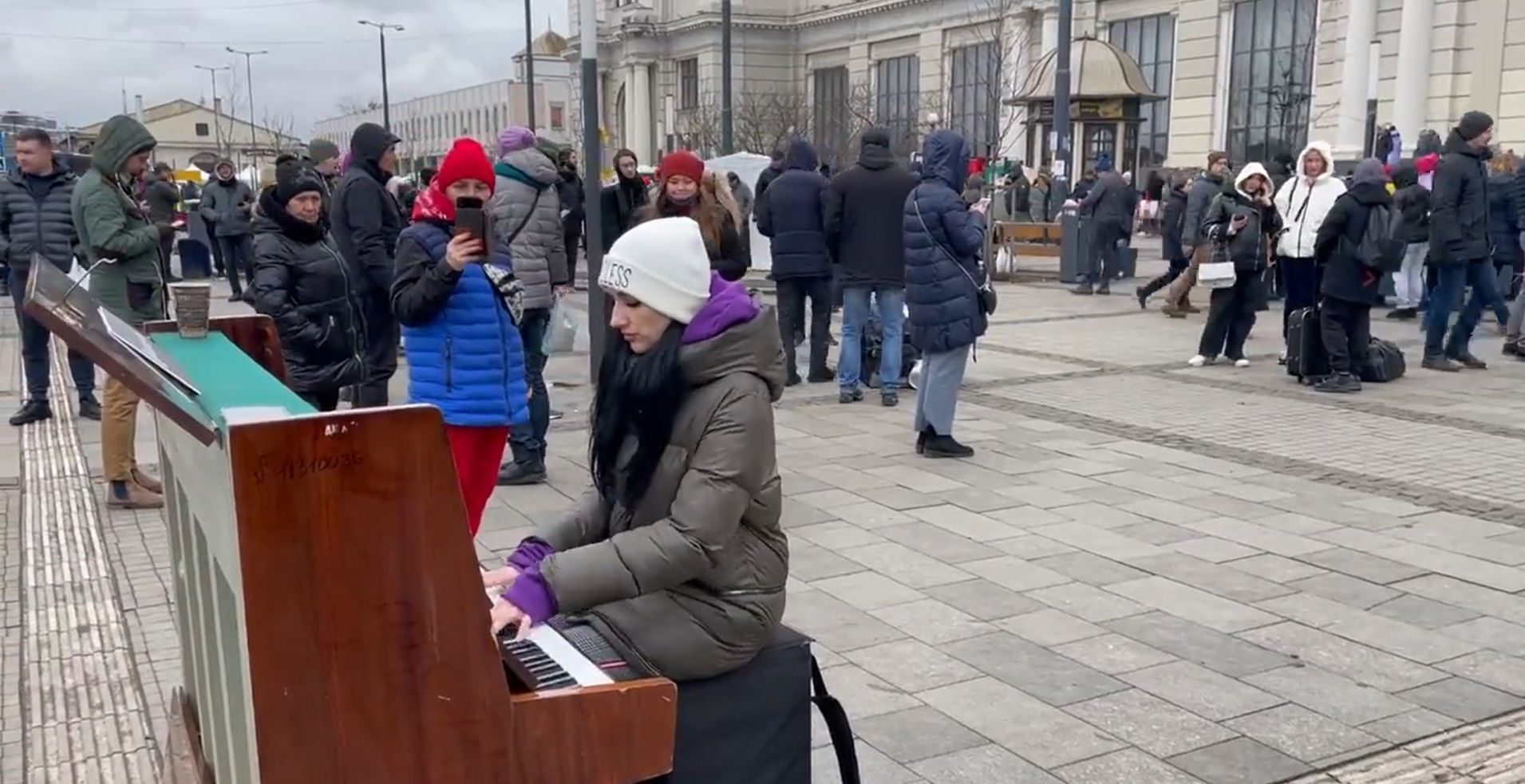 Pianist plays ‘What a Wonderful World’ as civilians flee war-hit Ukraine