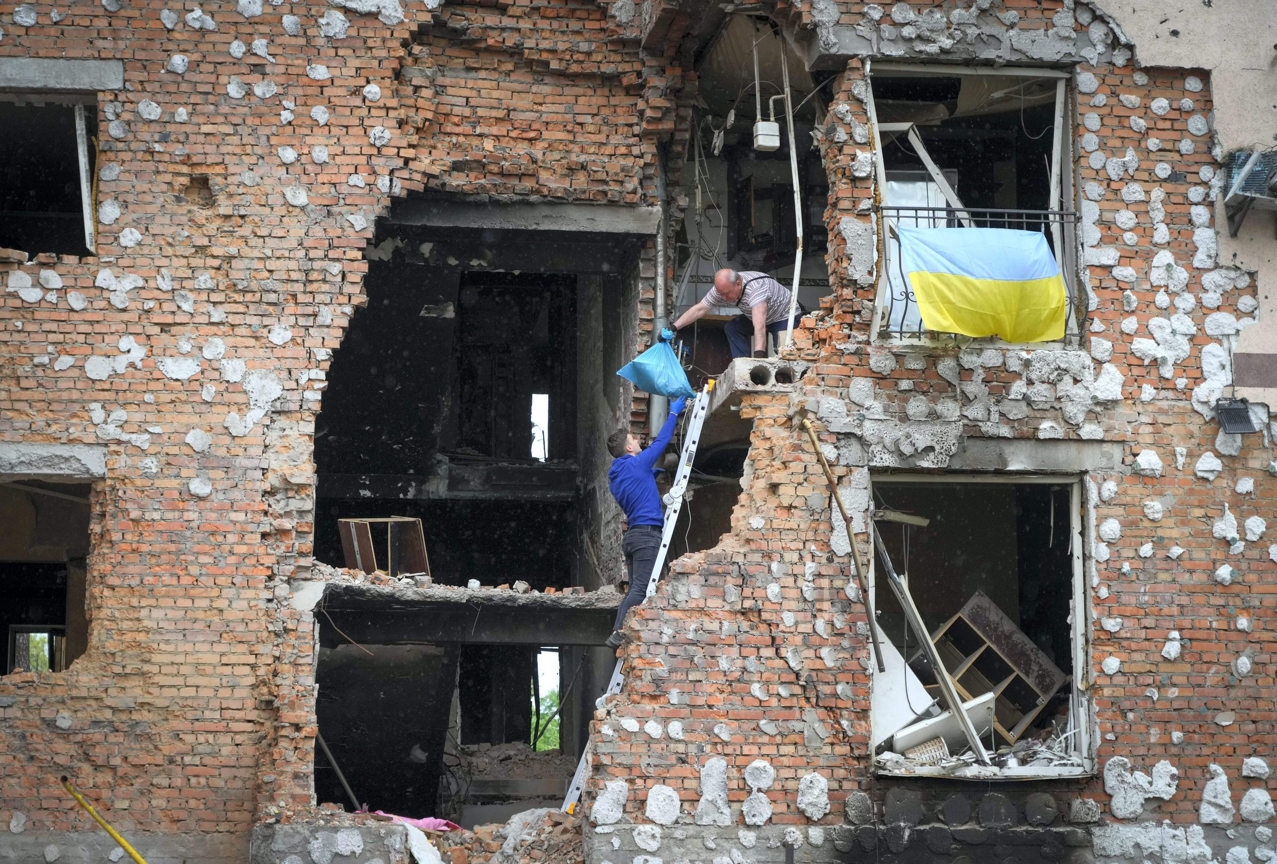 Ukrainian civilians flee towns, cities as Russians advance, evacuations slow, fraught