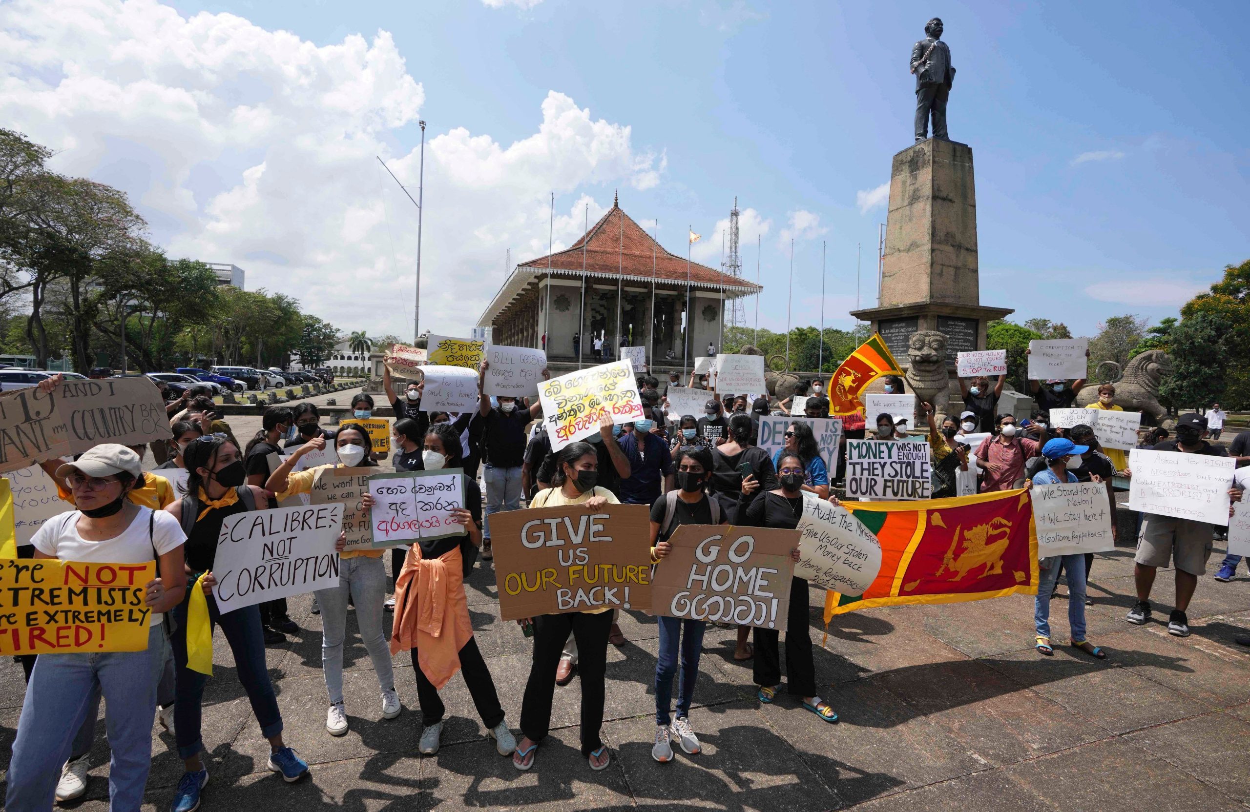 Sri Lanka: Rajapaksa regime at risk as MPs withdraw support | 7 points