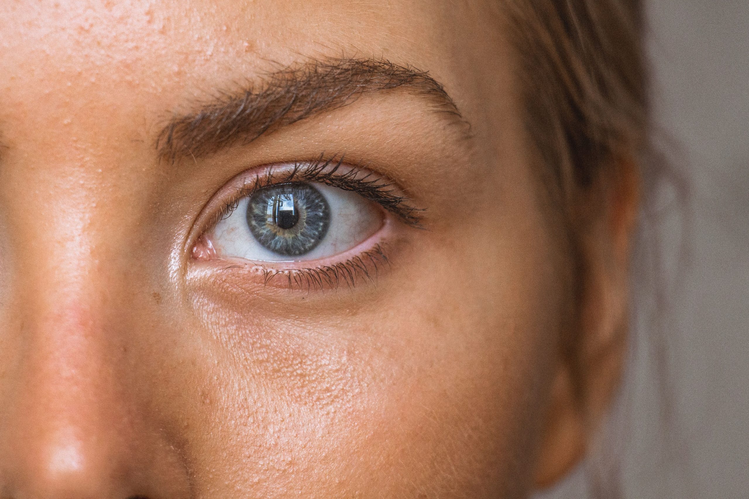 Heres how you can reduce puffiness around the eyes
