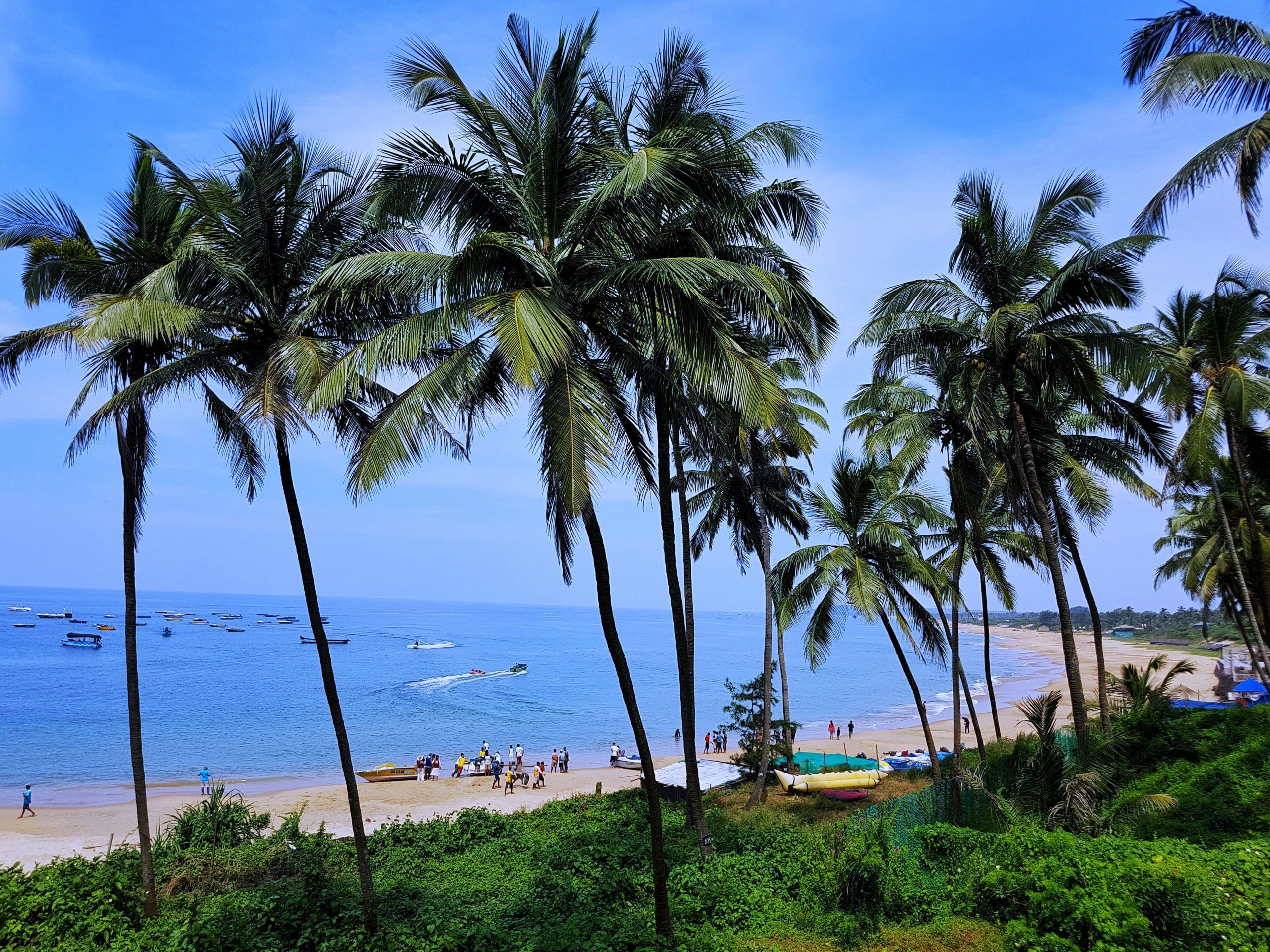 Goa beach swarmed with tourists amid omicron scare | Watch