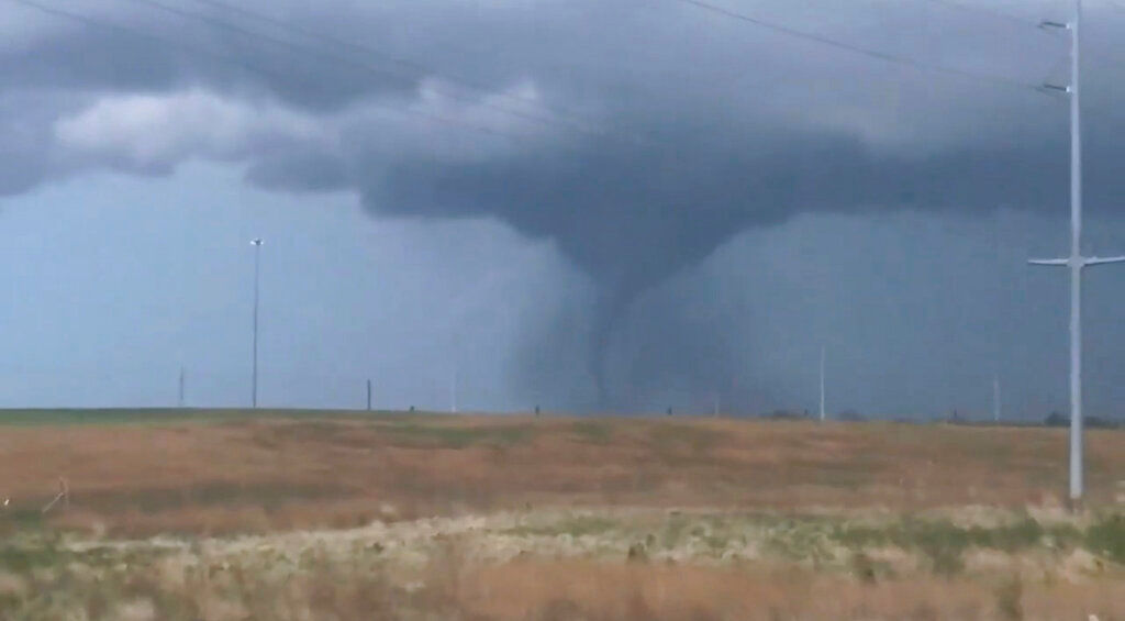 Tornado batters Kansas, leaves 15,000 without power