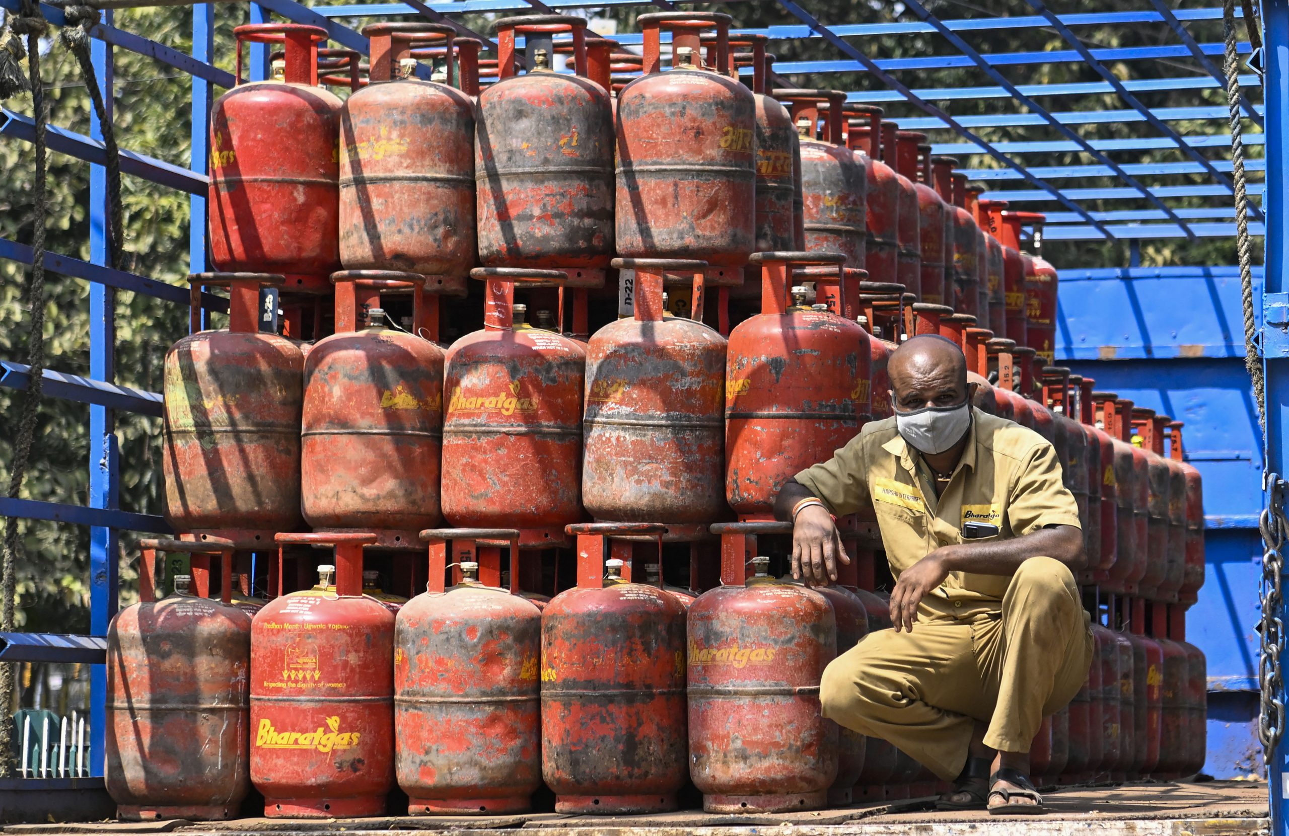 Domestic LPG cylinder crosses Rs 1,000 as tariff rises by Rs 3.50