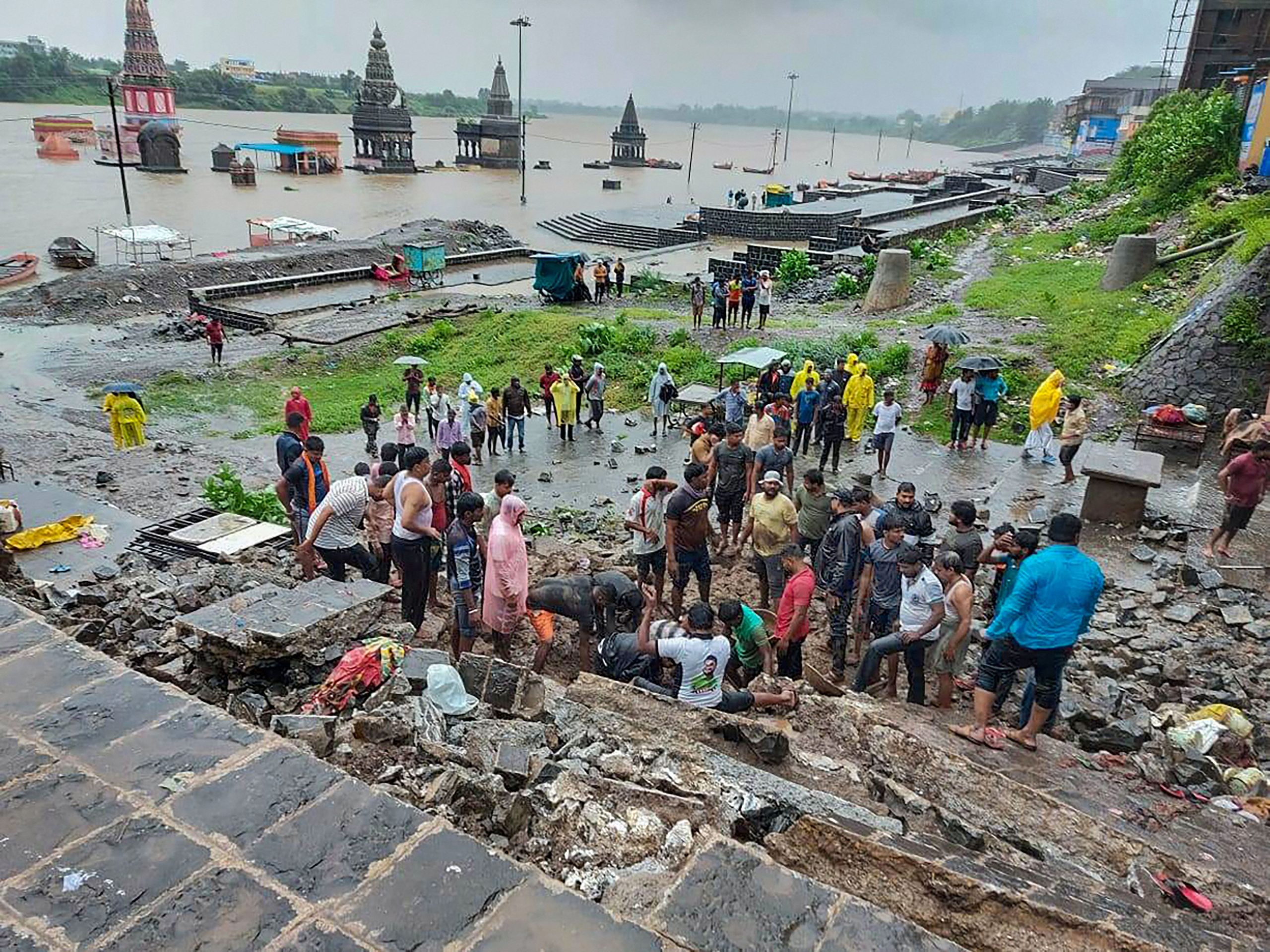 Flood kills 28 people in Western Maharashtra, damages 2,300 houses