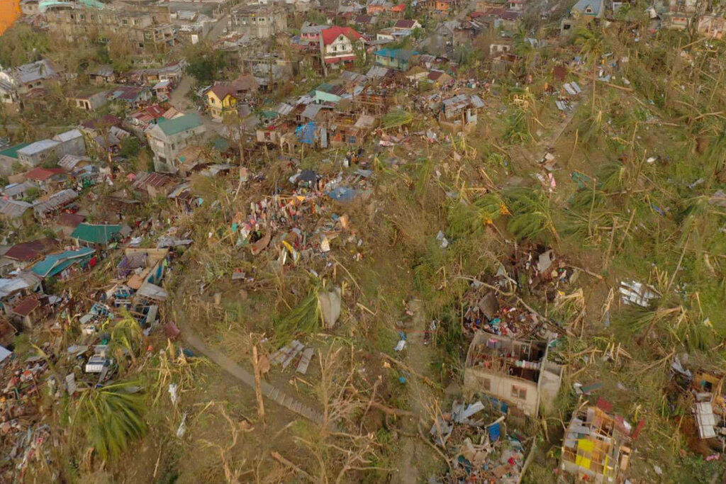 Typhoon deaths in Philippines surpass 100, mayors seeks aid