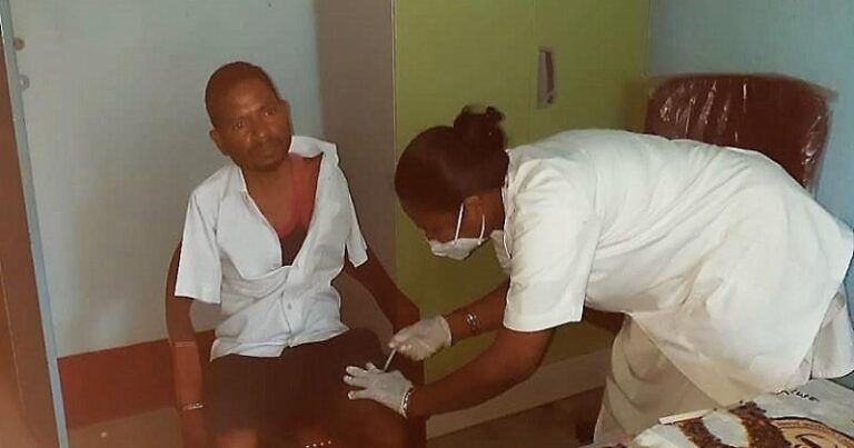 Jharkhand man without arms gets COVID vaccine on thigh