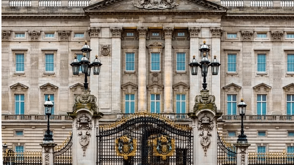 Man arrested for walking towards Buckingham Palace armed with an axe: Reports