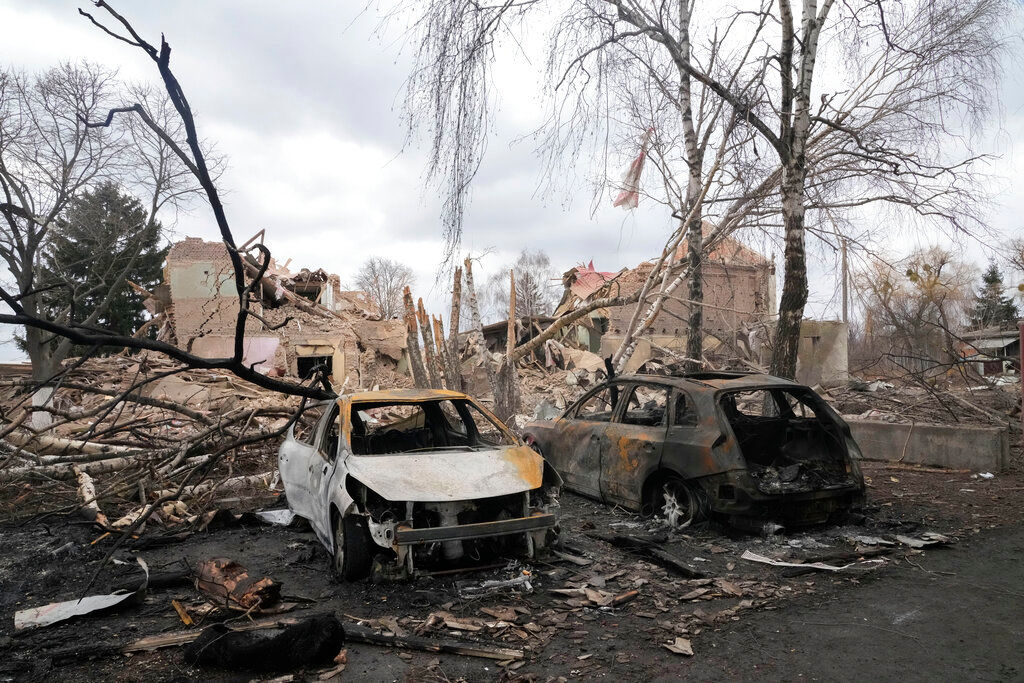 Ukraines Maruipol, under siege in a harsh winter, runs out of heat