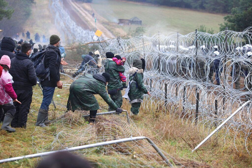 Polish border rushed by scores of migrants from Belarus: Report