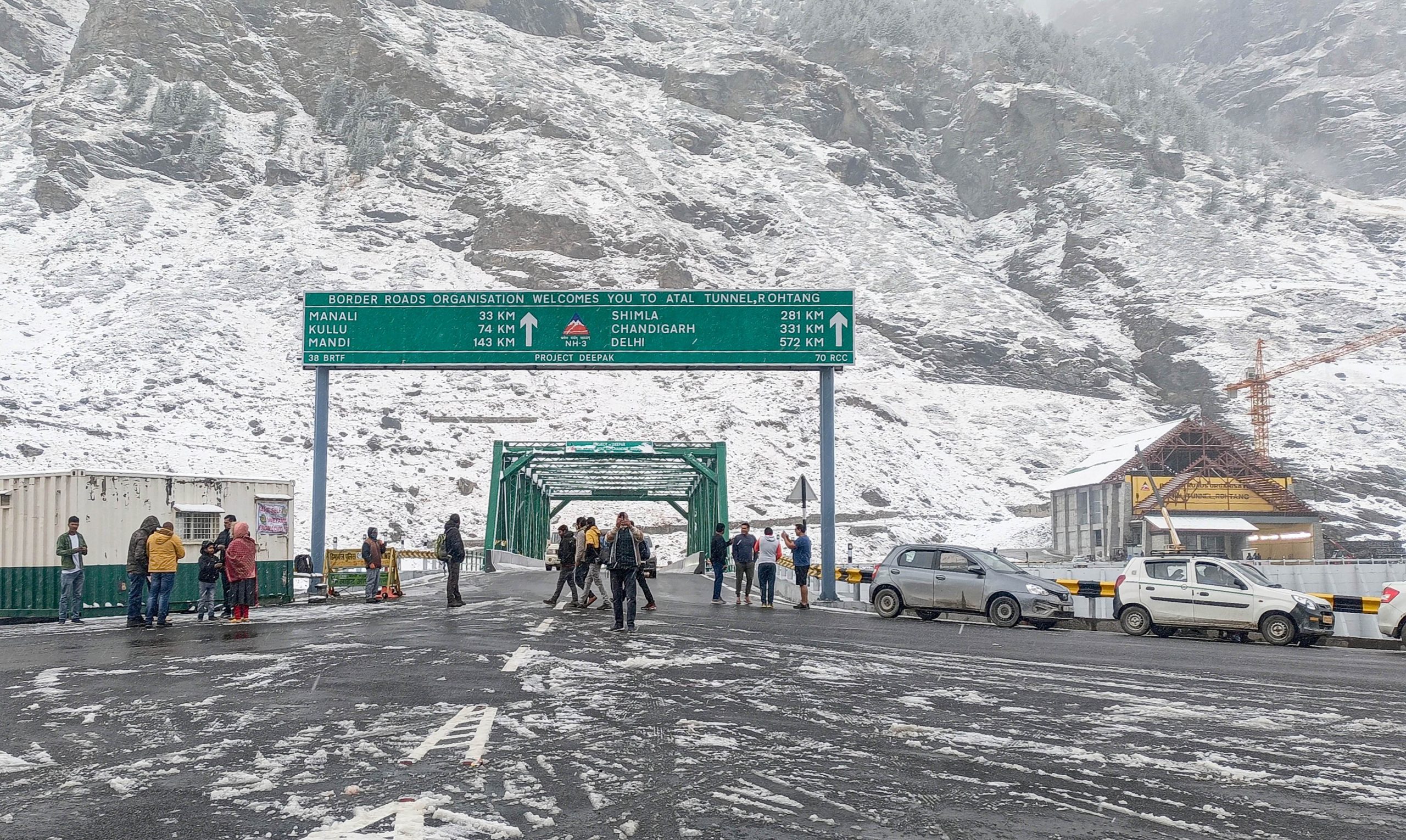 300 tourists stranded near Atal Tunnel rescued by HP police