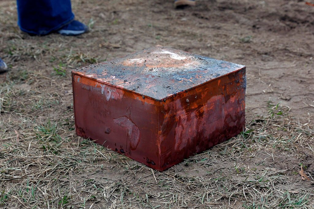 Again, crews find apparent time capsule at  Gen. Robert E. Lee statue site