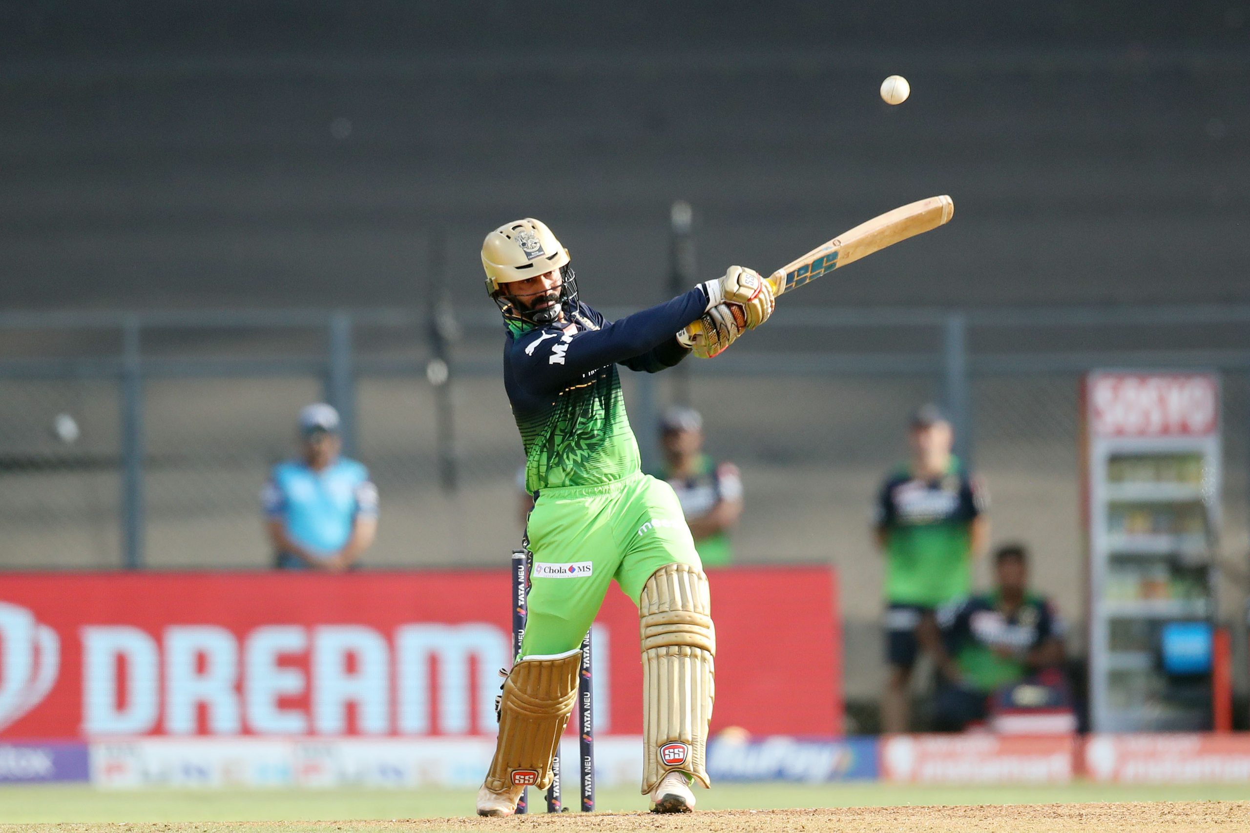 IPL 2022 | Watch: Virat Kohli bows down to Dinesh Karthik after his 375 strike rate knock