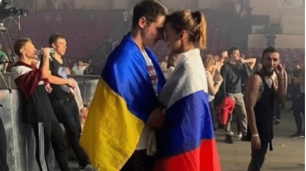 Old photo of couple wearing flags of Russia and Ukraine has gone viral