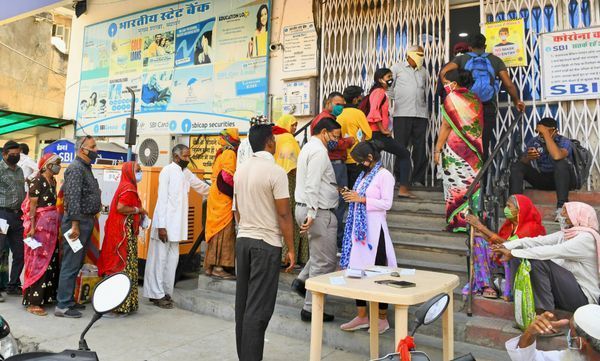 SBI, Axis and other major banks revise rules from today. Details here