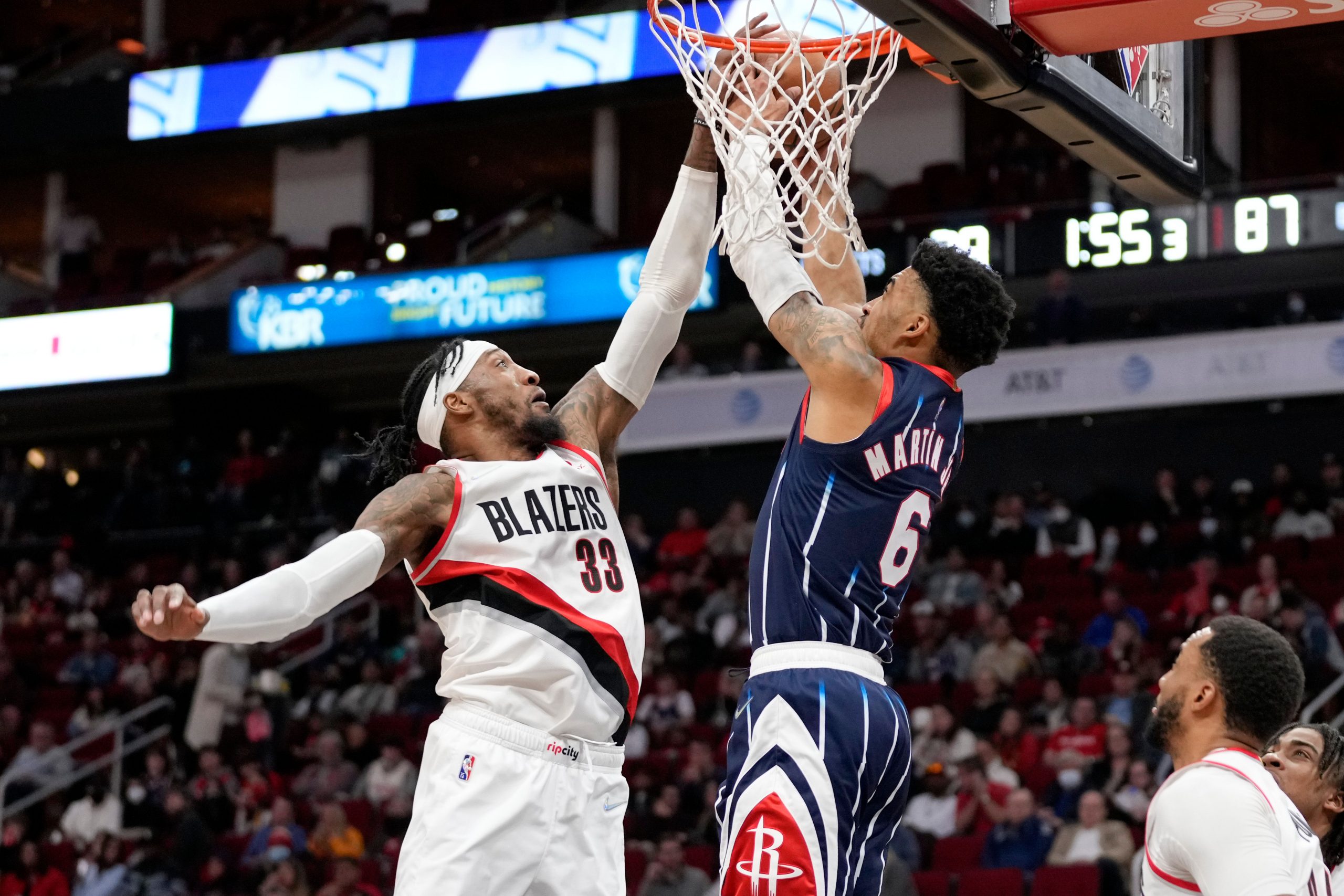 NBA: Clippers, Trail Blazers exchange 5 players in trade