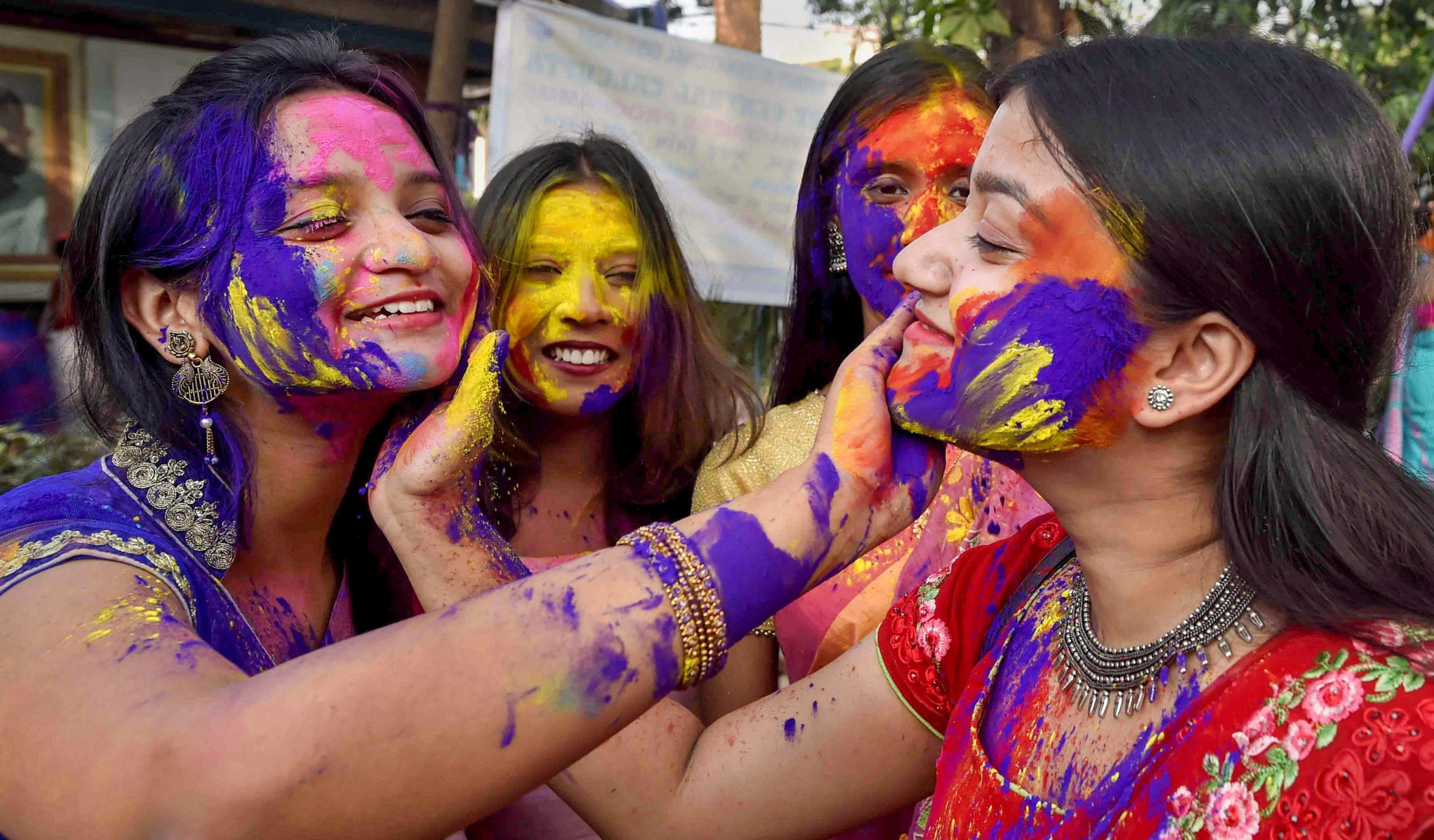 Mumbai Police says not to ‘Holi-cinate’, leaves internet in splits