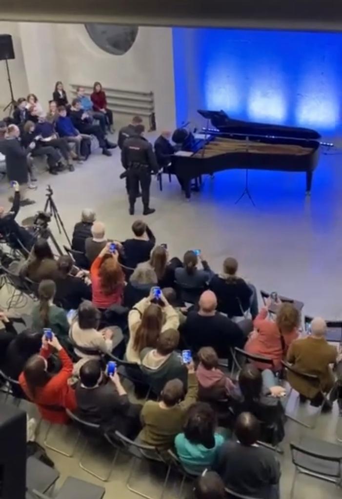 Watch: Moscow Police disrupts concert featuring music by Ukrainian composer