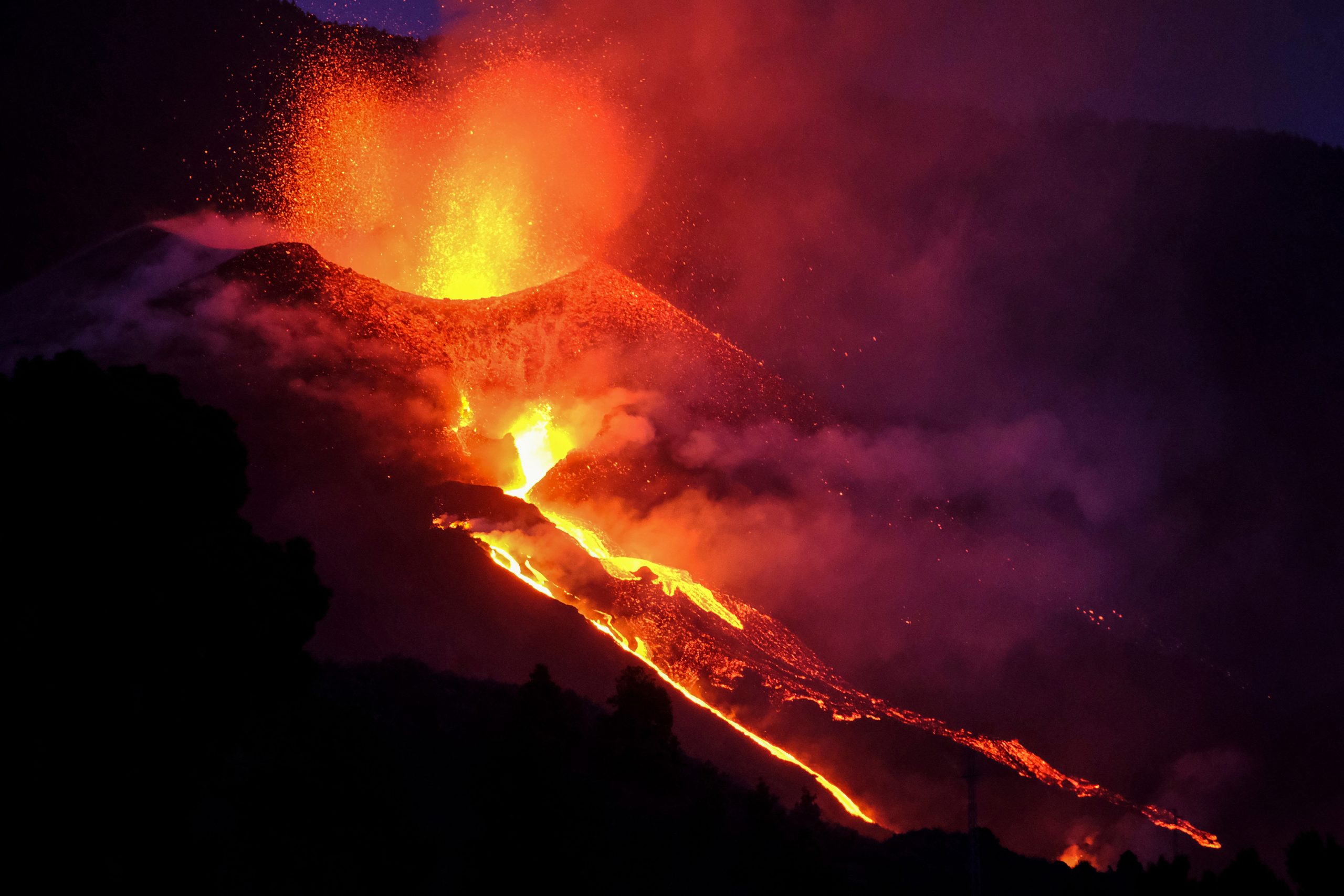 Video: Ground splits open and lava-like rock burns underneath |Watch
