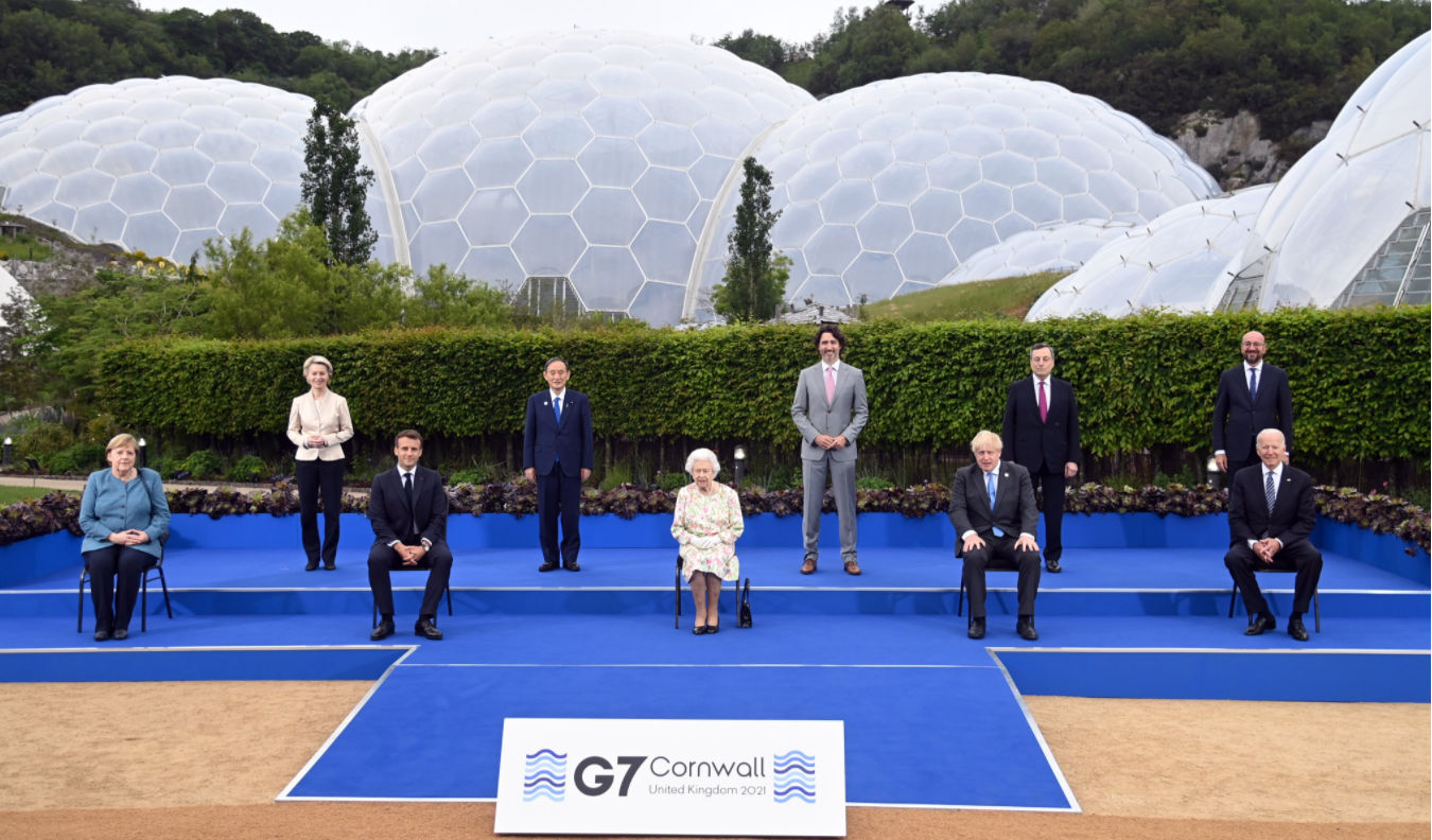 Queen Elizabeth hosts reception for G7 leaders, jokes during photocall