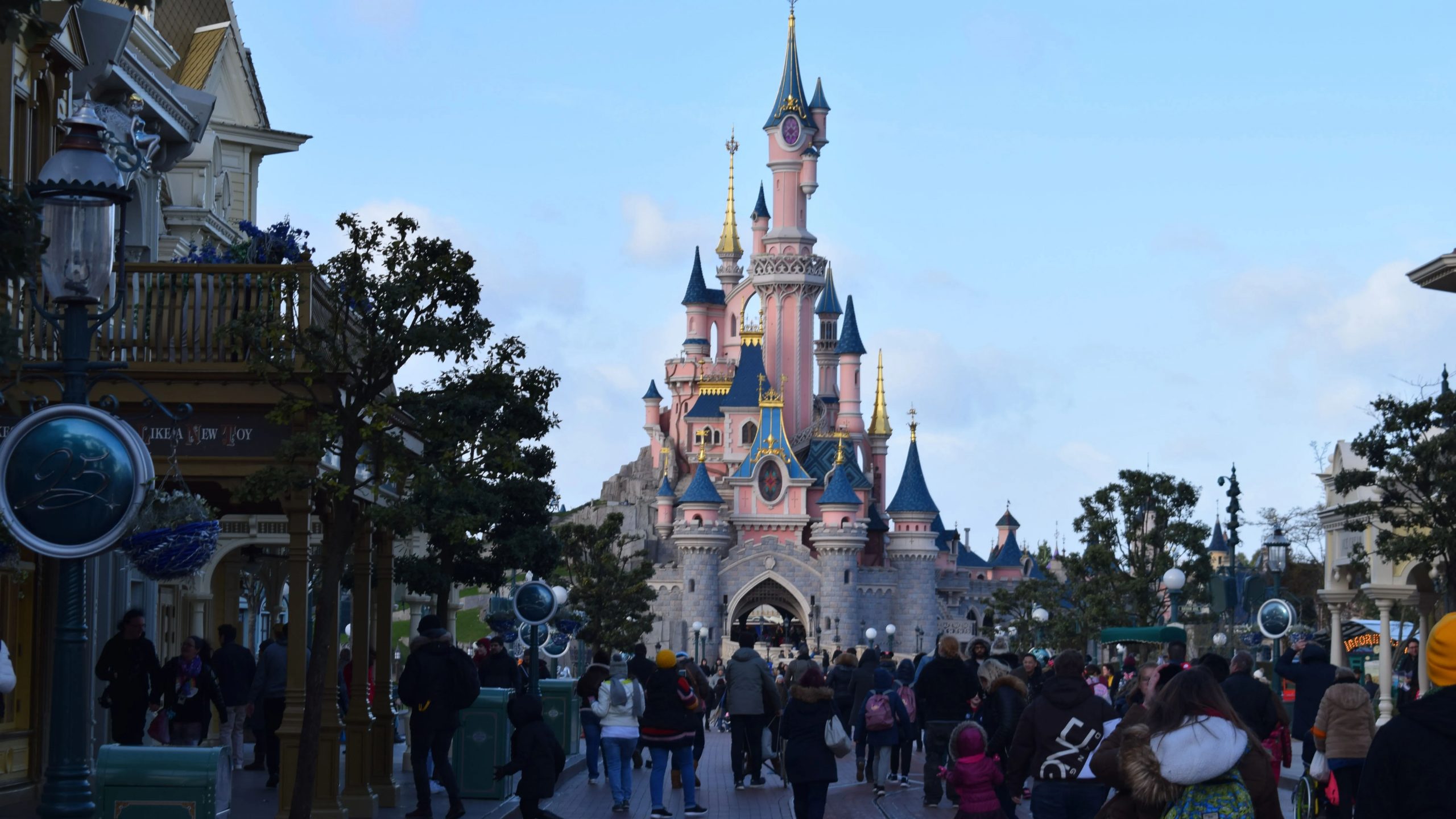 25,000 employees sue Disneyland over living wage issues: Report