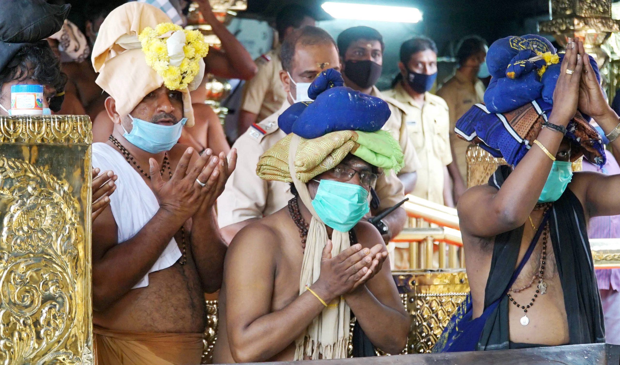 Hundreds of devotees offer prayers to Lord Ayyappa, witness Makaravilakku at Sabarimala
