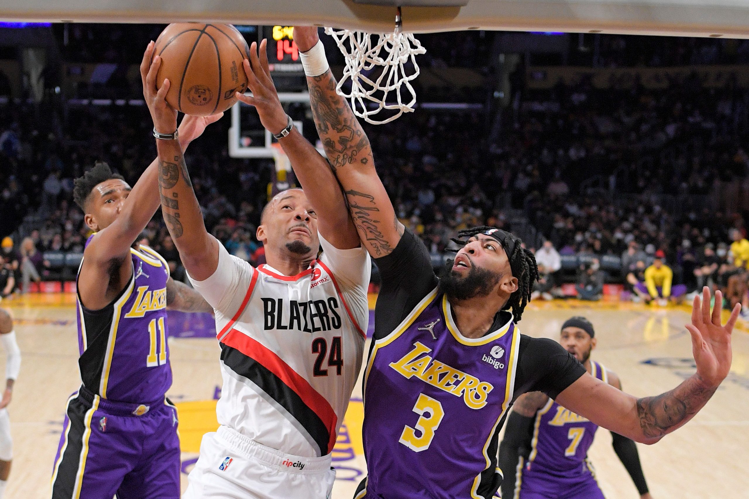 NBA: Anthony Davis shines late as Lakers rally to beat Trail Blazers