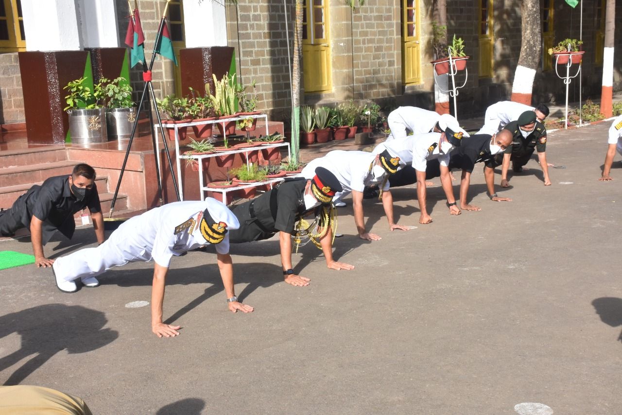 61-year-old Navy chief’s push-ups with NDA cadets is fitness goals. See pics