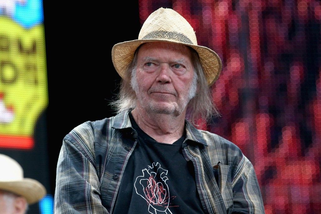 Spotify to remove Neil Youngs music over his objections to Joe Rogan’s podcast